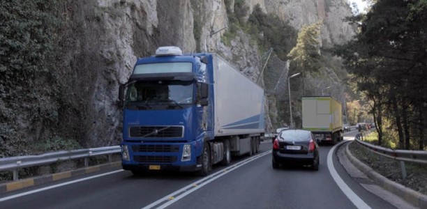 Ανετράπη νταλίκα στα Τέμπη