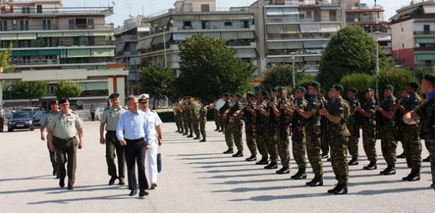 «Όχι περικοπές και απολύσεις σε ένστολους» διαβεβαίωσε από τη Λάρισα ο Δαβάκης