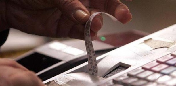 Προσοχή: Τι θα πάθετε αν πιάνετε τις αποδείξεις με γυμνά χέρια