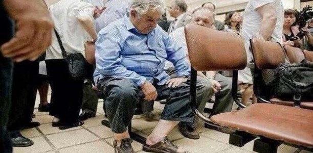 Ο πρόεδρος της Ουρουγουάης περιμένει στην ουρά ενός νοσοκομείου