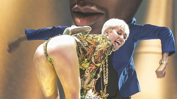 Miley Cyrus: Βγάζει πάλι γλώσσα, δείχνει ξανά οπίσθια Miley Cyrus: Βγάζει πάλι γλώσσα, δείχνει ξανά οπίσθια