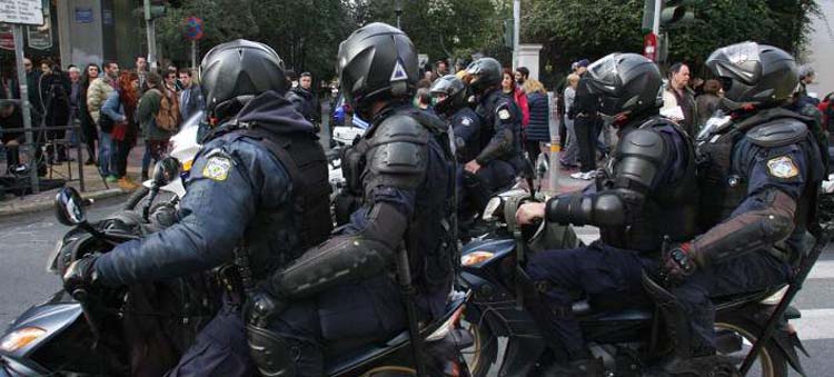 Βίντεο βίαιης προσαγωγής στα Εξάρχεια προκάλεσε παρέμβαση Πανούση -Σέρνουν και χτυπούν νεαρό Βίντεο βίαιης προσαγωγής στα Εξάρχεια προκάλεσε παρέμβαση Πανούση -Σέρνουν και χτυπούν νεαρό