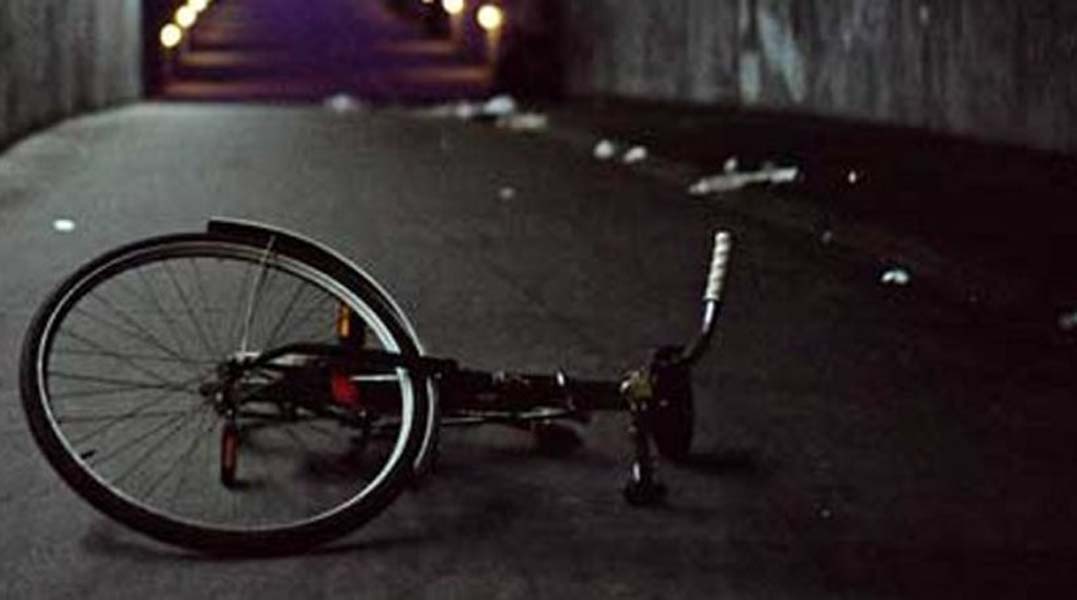 Ποδηλάτης παρασύρθηκε από δύο αυτοκίνητα Ποδηλάτης παρασύρθηκε από δύο αυτοκίνητα