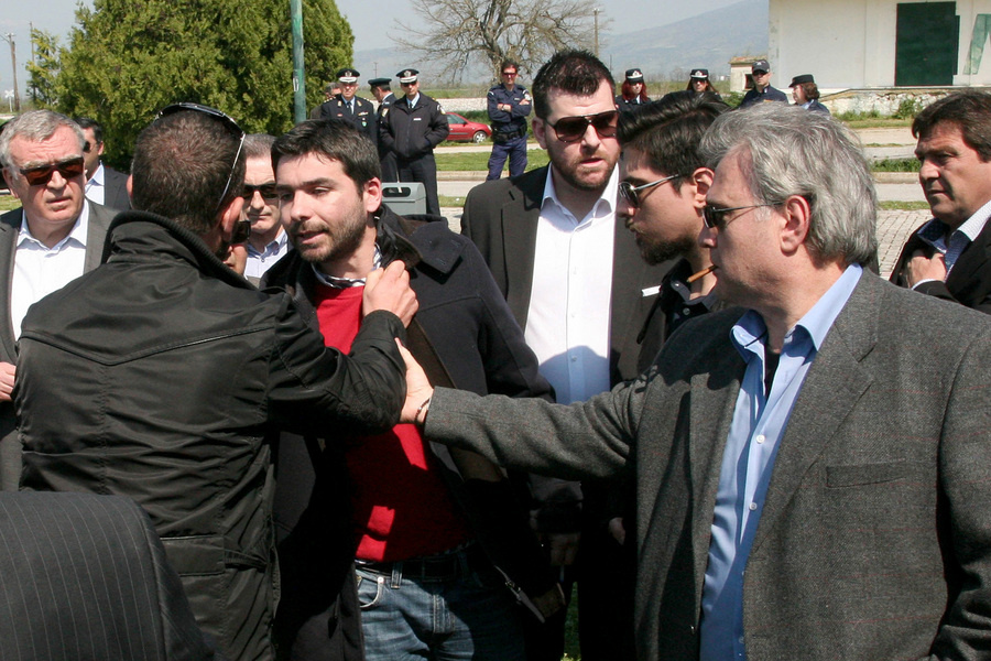 Φορείς διαπληκτίζονται με εκπροσώπους της κυβέρνησης κατά τη διάρκεια εορτασμού της 106ης επετείου του Κιλελέρ, Λάρισα, Κυριακή 20 Μαρτίου 2016. Ένταση επικράτησε κατά τον εορτασμό της 106ης επετείου του Κιλελέρ καθώς αγρότες ζήτησαν να μην διαβαστεί ο λόγος του υπουργού Αγροτικής Ανάπτυξης και Τροφίμων, Βαγγέλη Αποστόλου, από την εκπρόσωπο της κυβέρνησης Άννας Βαγενά, που παραβρέθηκε στην τελετή. ΑΠΕ-ΜΠΕ/ΑΠΕ-ΜΠΕ/ΒΑΣΙΛΙΚΗ ΠΑΣΧΑΛΗ ΑΠΕ-ΜΠΕ/ΑΠΕ-ΜΠΕ/ΒΑΣΙΛΙΚΗ ΠΑΣΧΑΛΗ