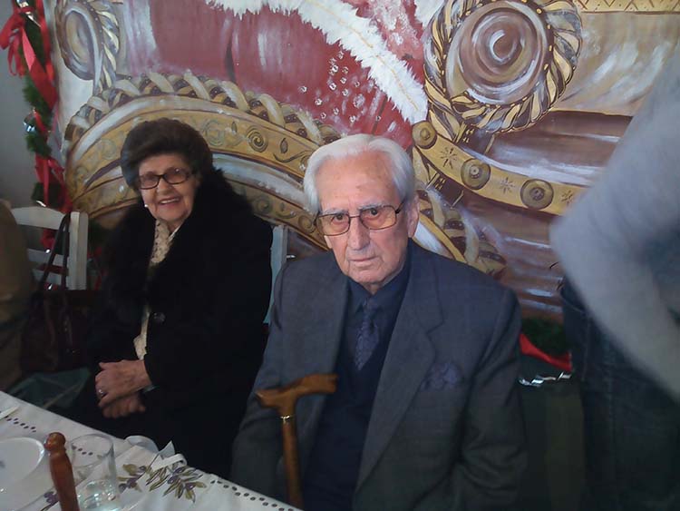 Ο δάσκαλος, Χρυσόστομος Παπαγεωργίου, 95 ετών, με τη σύζυγό του, Βασιλική.