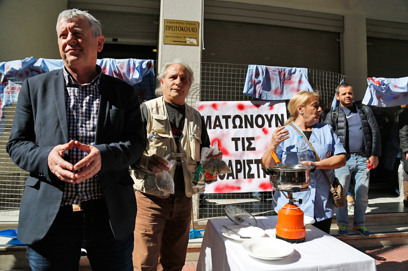 Κατσαρόλες με φασολάδα και «ματωμένα» ρούχα έξω από το υπ. Υγείας Κατσαρόλες με φασολάδα και «ματωμένα» ρούχα έξω από το υπ. Υγείας