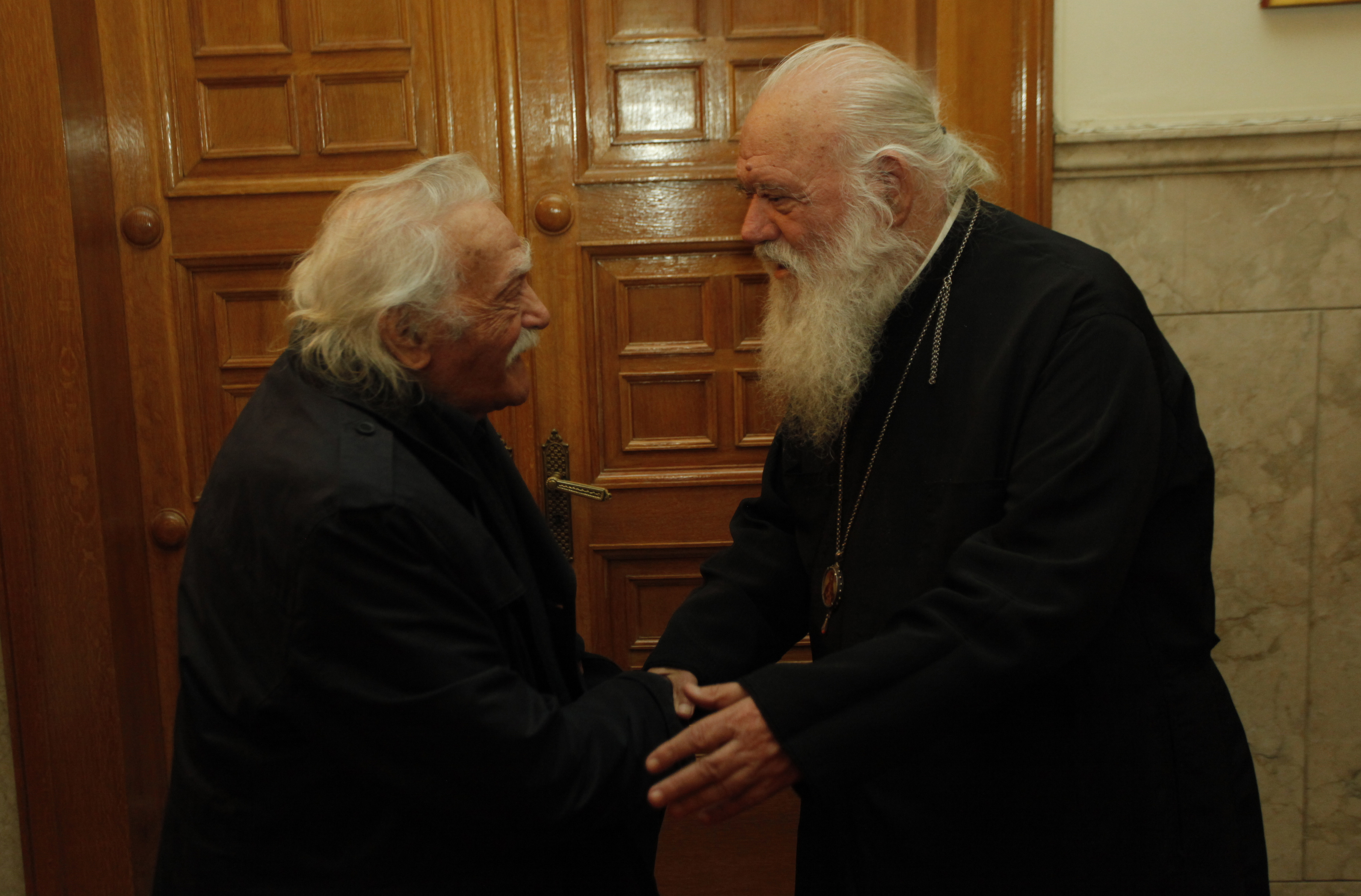 Γλέζος σε Ιερώνυμο: Θέλω θρησκευτική κηδεία Γλέζος σε Ιερώνυμο: Θέλω θρησκευτική κηδεία