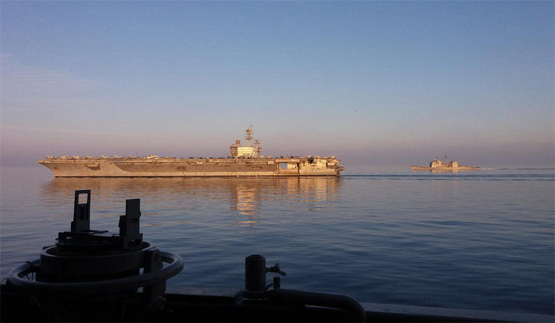 Ελληνική φρεγάτα κάνει άσκηση με το αεροπλανοφόρο George Bush Ελληνική φρεγάτα κάνει άσκηση με το αεροπλανοφόρο George Bush