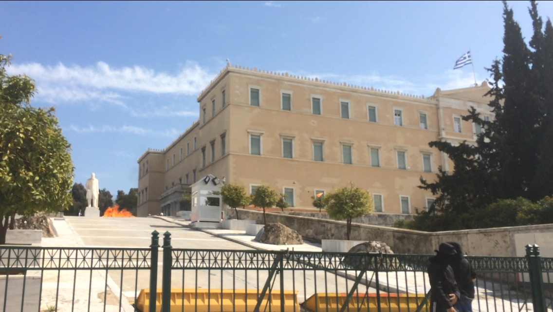 Μολότοφ στη Βουλή πέταξαν κουκουλοφόροι Μολότοφ στη Βουλή πέταξαν κουκουλοφόροι