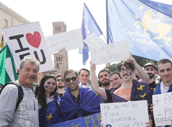 Ο Σταύρος Θεοδωράκης διαδηλώνει υπέρ της Ευρώπης στη Ρώμη: «March for Europe. Κόντρα στους φασίστες» Ο Σταύρος Θεοδωράκης διαδηλώνει υπέρ της Ευρώπης στη Ρώμη: «March for Europe. Κόντρα στους φασίστες»