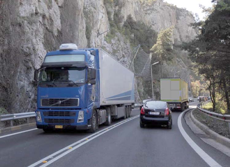 Ξέφραγο αμπέλι ο παλιός δρόμος στα Τέμπη – Ανενόχλητα περνούν φορτηγά παρά την απαγόρευση Ξέφραγο αμπέλι ο παλιός δρόμος στα Τέμπη – Ανενόχλητα περνούν φορτηγά παρά την απαγόρευση