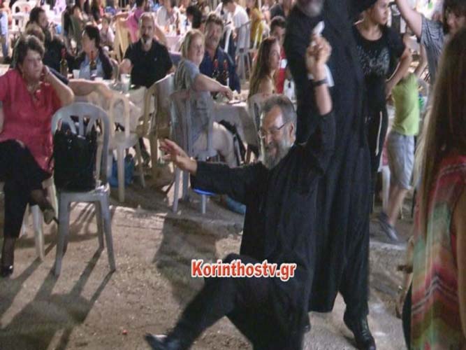 Το τσάμικο του παπά που τρέλανε κόσμο (βίντεο) Το τσάμικο του παπά που τρέλανε κόσμο (βίντεο)
