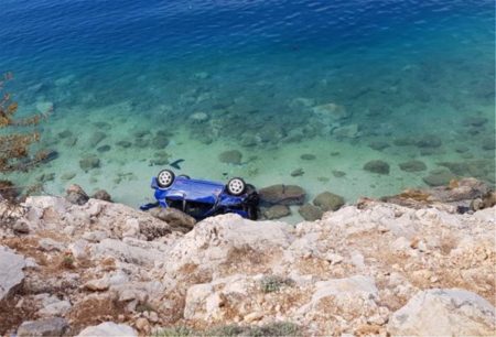 Τραγωδία στον Μύτικα: Νεκρός 18χρονος έπειτα από πτώση του αυτοκινήτου του στην θάλασσα (φωτο)