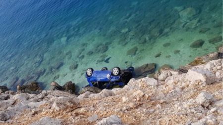 Τραγωδία στον Μύτικα: Νεκρός 18χρονος έπειτα από πτώση του αυτοκινήτου του στην θάλασσα (φωτο)