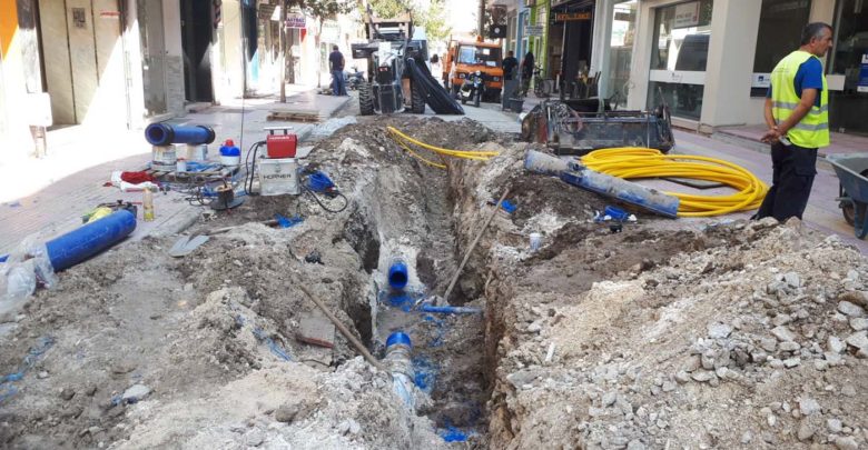 Πολύωρη διακοπή νερού στο κέντρο της Λάρισας λόγω βλάβης από εργασίες... οπτικών ινών! (φωτό) Πολύωρη διακοπή νερού στο κέντρο της Λάρισας λόγω βλάβης από εργασίες... οπτικών ινών! (φωτό)