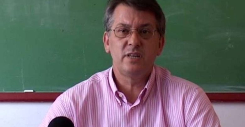 Ο πρόεδρος του ΕΚΛ στον Αγιασμό του 33ου Δημοτικού Σχολείου Λάρισας Ο πρόεδρος του ΕΚΛ στον Αγιασμό του 33ου Δημοτικού Σχολείου Λάρισας