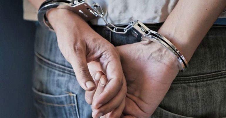 Χειροπέδες σε 21χρονο με μεγάλες ποσότητες λαθραίων τσιγάρων και καπνού Χειροπέδες σε 21χρονο με μεγάλες ποσότητες λαθραίων τσιγάρων και καπνού