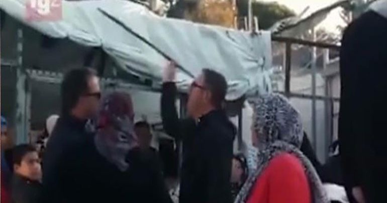 Σάλος με αστυνομικό που βρίζει ηλικιωμένη πρόσφυγα στη Μόρια Σάλος με αστυνομικό που βρίζει ηλικιωμένη πρόσφυγα στη Μόρια