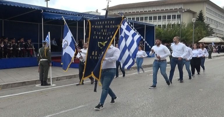 Παρέλαση στα Ιωάννινα με συνθήματα για τη Μακεδονία Παρέλαση στα Ιωάννινα με συνθήματα για τη Μακεδονία