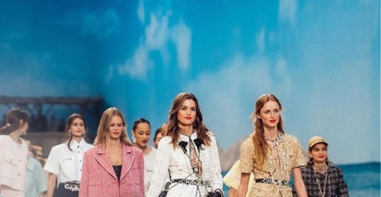 Η Chanel έστησε το πιο εξωπραγματικό σκηνικό με πασαρέλα παραλία Η Chanel έστησε το πιο εξωπραγματικό σκηνικό με πασαρέλα παραλία