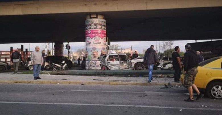 Τροχαίο στον Κηφισό: Νταλίκα συγκρούστηκε με ΙΧ, έξι τραυματίες Τροχαίο στον Κηφισό: Νταλίκα συγκρούστηκε με ΙΧ, έξι τραυματίες