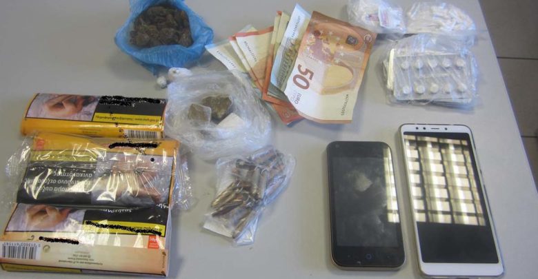 Με χειροπέδες δύο Λαρισαίοι για ναρκωτικά και όπλα – Έρευνα στο σπίτι τους με αστυνομικό σκύλο Με χειροπέδες δύο Λαρισαίοι για ναρκωτικά και όπλα – Έρευνα στο σπίτι τους με αστυνομικό σκύλο