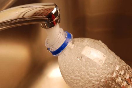 Πέντε κινήσεις που απομακρύνουν τα βακτήρια από το επαναχρησιμοποιούμενο μπουκάλι νερού