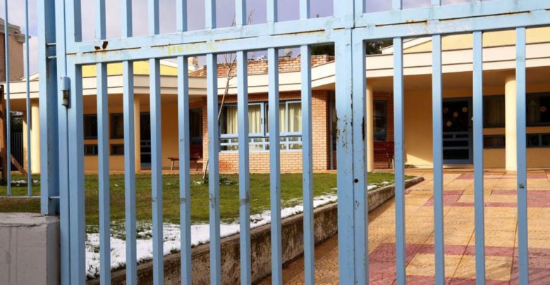 Δάσκαλος και διευθυντής πιάστηκαν στα χέρια μέσα στο σχολείο! Δάσκαλος και διευθυντής πιάστηκαν στα χέρια μέσα στο σχολείο!