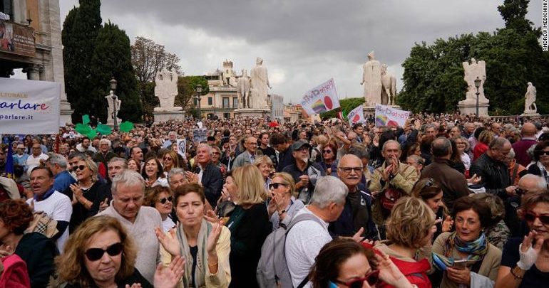 Διαδήλωση στη Ρώμη κατά της "αντιμεταναστευτικής" πολιτικής του Σαλβίνι Διαδήλωση στη Ρώμη κατά της "αντιμεταναστευτικής" πολιτικής του Σαλβίνι