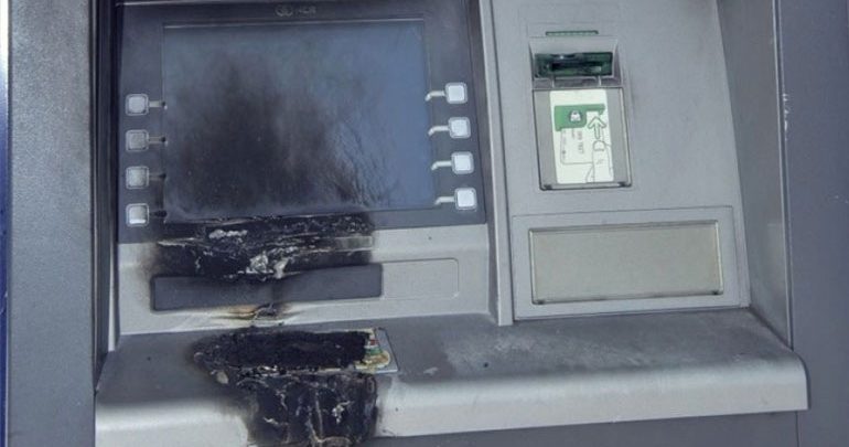 Ανατίναξαν ΑΤΜ στην Πεντέλη - Έφυγαν με άδεια χέρια Ανατίναξαν ΑΤΜ στην Πεντέλη - Έφυγαν με άδεια χέρια