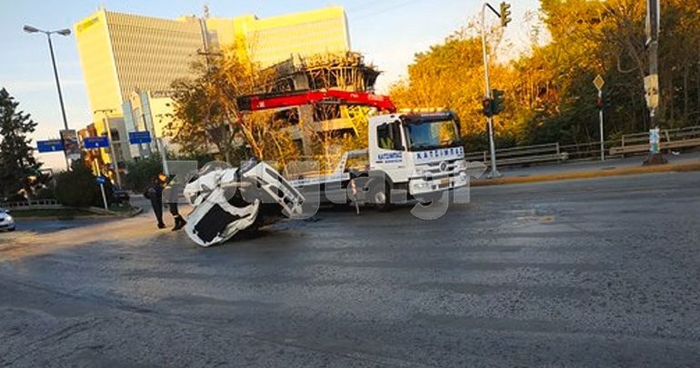 Τροχαίο ατύχημα με εκτροπή οχήματος στην Κηφισίας Τροχαίο ατύχημα με εκτροπή οχήματος στην Κηφισίας