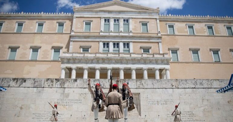 Τέσσερις πανεπιστημιακοί μιλούν για τη συνταγματική αναθεώρηση Τέσσερις πανεπιστημιακοί μιλούν για τη συνταγματική αναθεώρηση