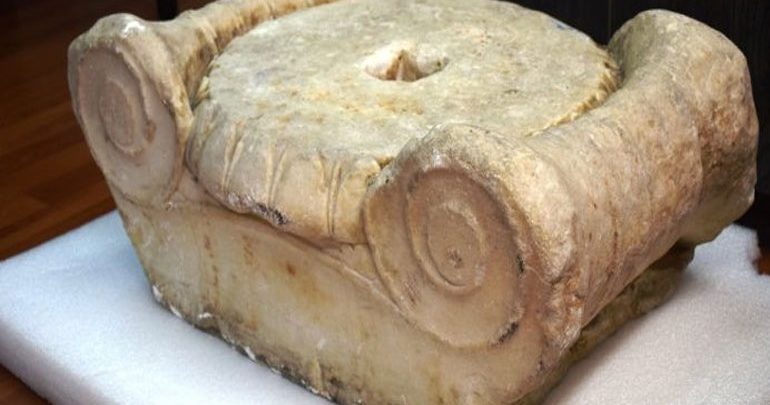 Εντοπίστηκε στο σπίτι 51χρονου σχεδόν ακέραιο ιωνικό κιονόκρανο Εντοπίστηκε στο σπίτι 51χρονου σχεδόν ακέραιο ιωνικό κιονόκρανο