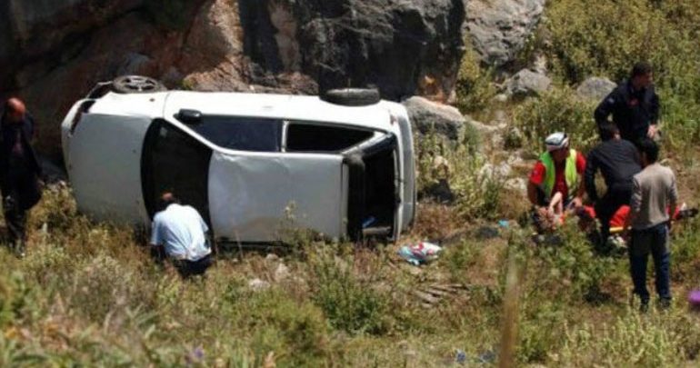 «Βουτιά» Ι.Χ. σε γκρεμό στην Πετρούπολη «Βουτιά» Ι.Χ. σε γκρεμό στην Πετρούπολη