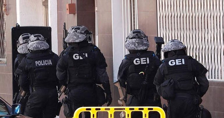 Μια αγκράφα ζώνης που έμοιαζε με χειροβομβίδα προκάλεσε την εκκένωση των σιδηροδρομικών σταθμών της Ισπανίας Μια αγκράφα ζώνης που έμοιαζε με χειροβομβίδα προκάλεσε την εκκένωση των σιδηροδρομικών σταθμών της Ισπανίας