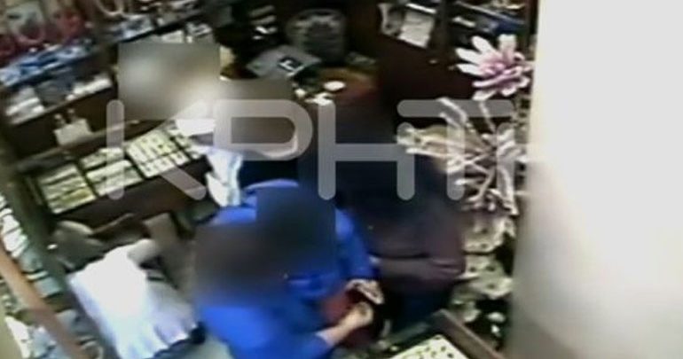 Καρέ-καρέ: Μητέρα κλέβει κοσμηματοπωλείο με το μωρό αγκαλιά Καρέ-καρέ: Μητέρα κλέβει κοσμηματοπωλείο με το μωρό αγκαλιά