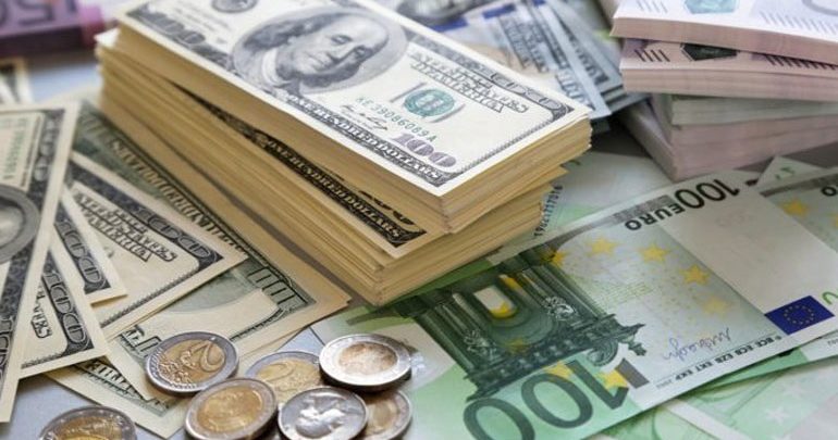 Υποχωρεί το ευρώ έναντι του δολαρίου Υποχωρεί το ευρώ έναντι του δολαρίου
