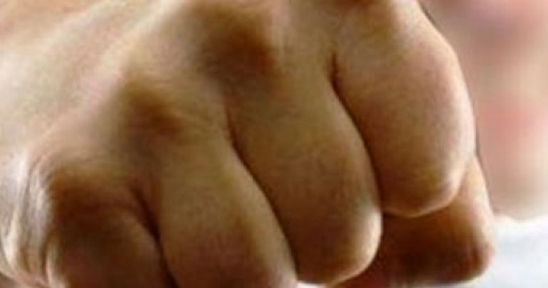Ηράκλειο: Έπεσε ξύλο για τα μάτια μιας γυναίκας Ηράκλειο: Έπεσε ξύλο για τα μάτια μιας γυναίκας