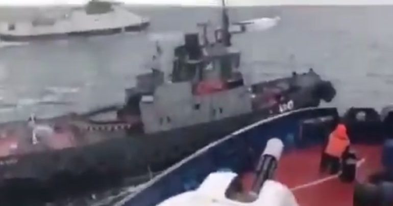 Καρέ - καρέ η επίθεση των ρωσικών πλοίων κατά ουκρανικών στη Μαύρη Θάλασσα Καρέ - καρέ η επίθεση των ρωσικών πλοίων κατά ουκρανικών στη Μαύρη Θάλασσα