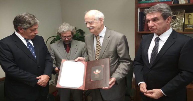 Απονομή Μεταλλίου του Αστεριού της Φιλίας από τον Παλαιστίνιο πρέσβη στον Απόστολο Κακλαμάνη Απονομή Μεταλλίου του Αστεριού της Φιλίας από τον Παλαιστίνιο πρέσβη στον Απόστολο Κακλαμάνη