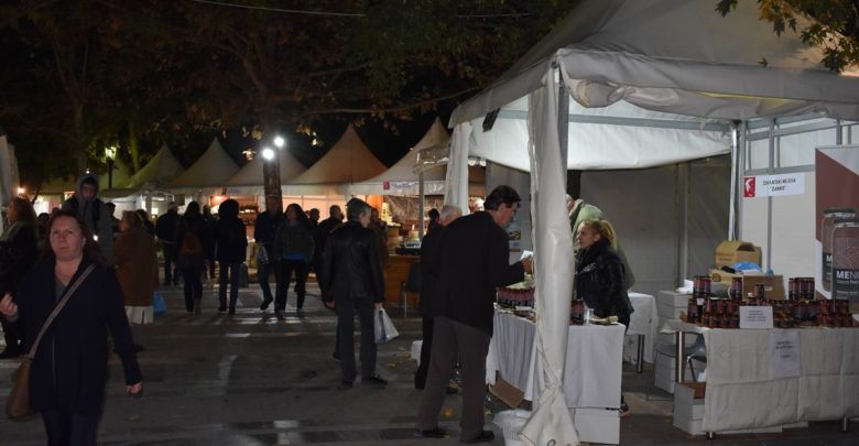 Η Κρήτη …ήρθε στη Λάρισα – Οι Λαρισαίοι γεύονται κρητικά προϊόντα σε έκθεση στο κέντρο της πόλης (φωτο) Η Κρήτη …ήρθε στη Λάρισα – Οι Λαρισαίοι γεύονται κρητικά προϊόντα σε έκθεση στο κέντρο της πόλης (φωτο)