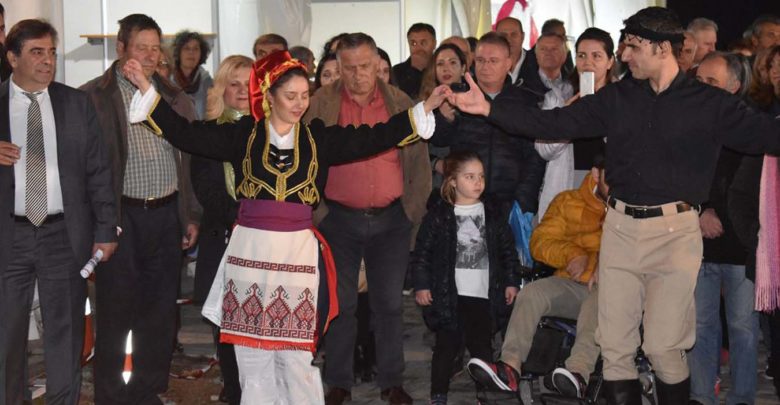 Κρητικό γλέντι στήθηκε στην πλατεία Ταχυδρομείου στη Λάρισα – Χοροί, μαντινάδες και πλήθος Λαρισαίων (φωτο – βίντεο) Κρητικό γλέντι στήθηκε στην πλατεία Ταχυδρομείου στη Λάρισα – Χοροί, μαντινάδες και πλήθος Λαρισαίων (φωτο – βίντεο)