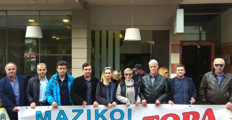 Με αίτημα τους μαζικούς διορισμούς μόνιμων εκπαιδευτικών διαμαρτυρήθηκαν σήμερα οι Λαρισαίοι δάσκαλοι Με αίτημα τους μαζικούς διορισμούς μόνιμων εκπαιδευτικών διαμαρτυρήθηκαν σήμερα οι Λαρισαίοι δάσκαλοι