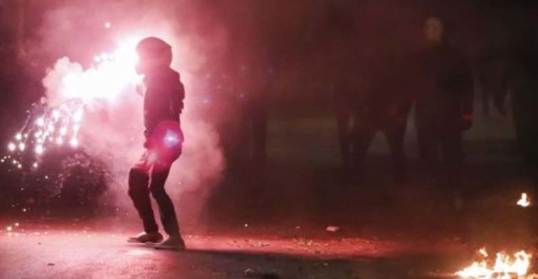 Συμπλοκές μεταξύ οπαδών στη Λεωφόρο Αλεξάνδρας - Βόμβες μολότοφ και καπνογόνα Συμπλοκές μεταξύ οπαδών στη Λεωφόρο Αλεξάνδρας - Βόμβες μολότοφ και καπνογόνα