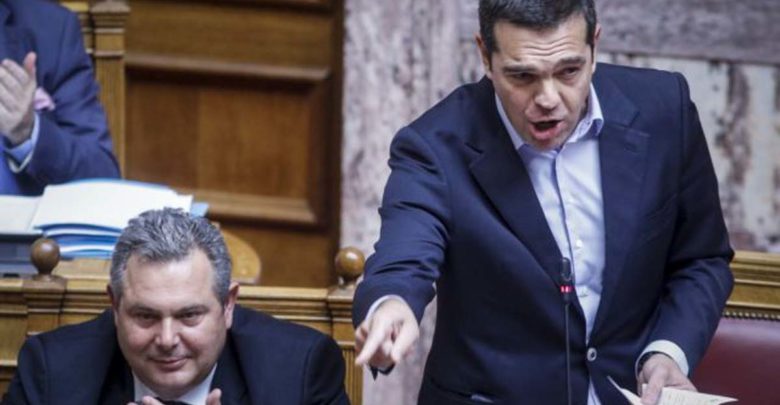 «Δωράκι» με… πηλήκιο από τον Αλ. Τσίπρα στον Π. Καμμένο «Δωράκι» με… πηλήκιο από τον Αλ. Τσίπρα στον Π. Καμμένο