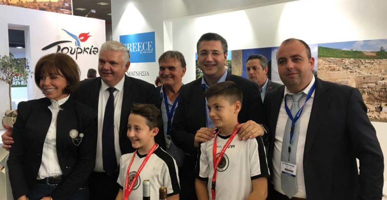 Στο περίπτερο της Περιφέρειας Θεσσαλίας και του δήμου Τεμπών Τζιτζικώστας και Πατουλίδου Στο περίπτερο της Περιφέρειας Θεσσαλίας και του δήμου Τεμπών Τζιτζικώστας και Πατουλίδου