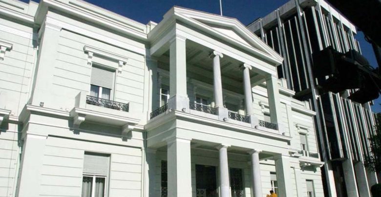 Το ΥΠΕΞ ζητά εξηγήσεις από την Αλβανία για τους 52 ανεπιθύμητους Έλληνες Το ΥΠΕΞ ζητά εξηγήσεις από την Αλβανία για τους 52 ανεπιθύμητους Έλληνες