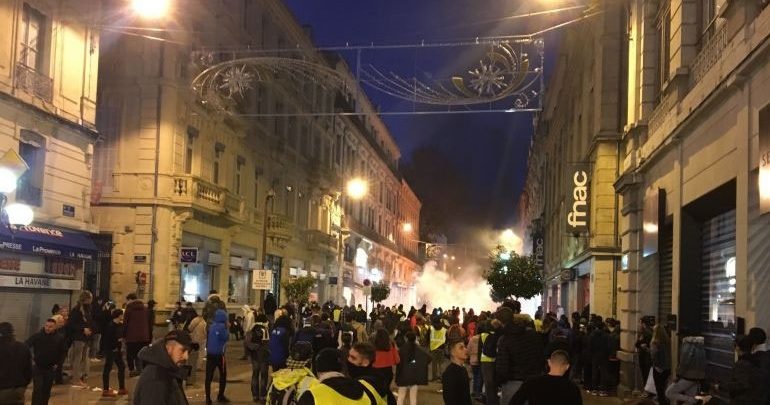 Γαλλία-επεισόδια: Πέθανε 80χρονη που είχε τραυματιστεί από δακρυγόνο Γαλλία-επεισόδια: Πέθανε 80χρονη που είχε τραυματιστεί από δακρυγόνο