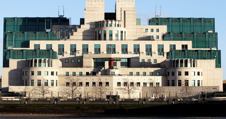 Daily Mirror: Οι υπηρεσίες πληροφοριών της Βρετανίας φέρονται να παρακολουθούν Ρώσους διπλωμάτες Daily Mirror: Οι υπηρεσίες πληροφοριών της Βρετανίας φέρονται να παρακολουθούν Ρώσους διπλωμάτες