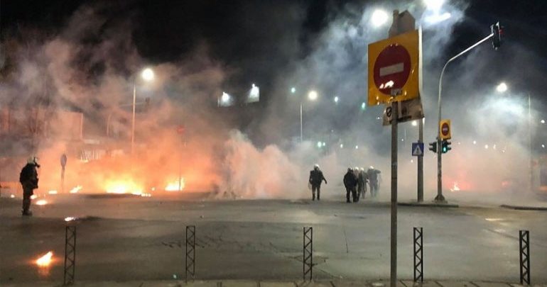 Θεσσαλονίκη: Νέος γύρος επεισοδίων - Ρίψεις μολότοφ έξω από το ΑΠΘ Θεσσαλονίκη: Νέος γύρος επεισοδίων - Ρίψεις μολότοφ έξω από το ΑΠΘ